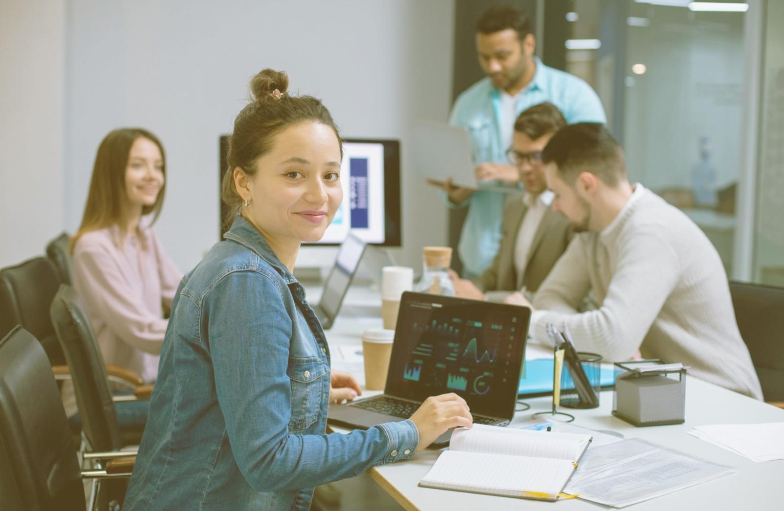 Студенты изучают веб-дизайн на практических занятиях